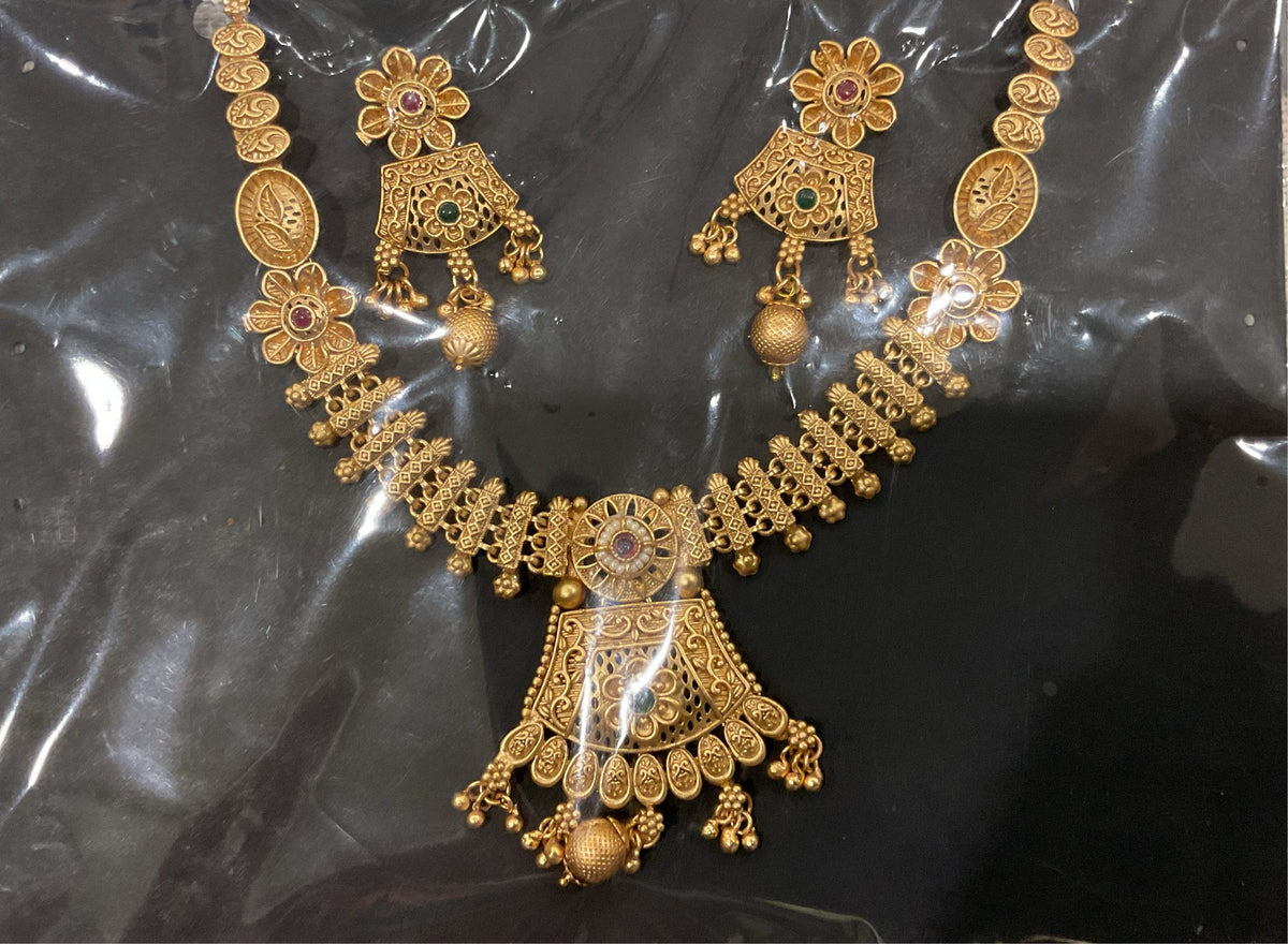 Gold-Plated Antique Necklace Set – Filigree Pendant & Oval Leaf Chain with Jhumka Earrings