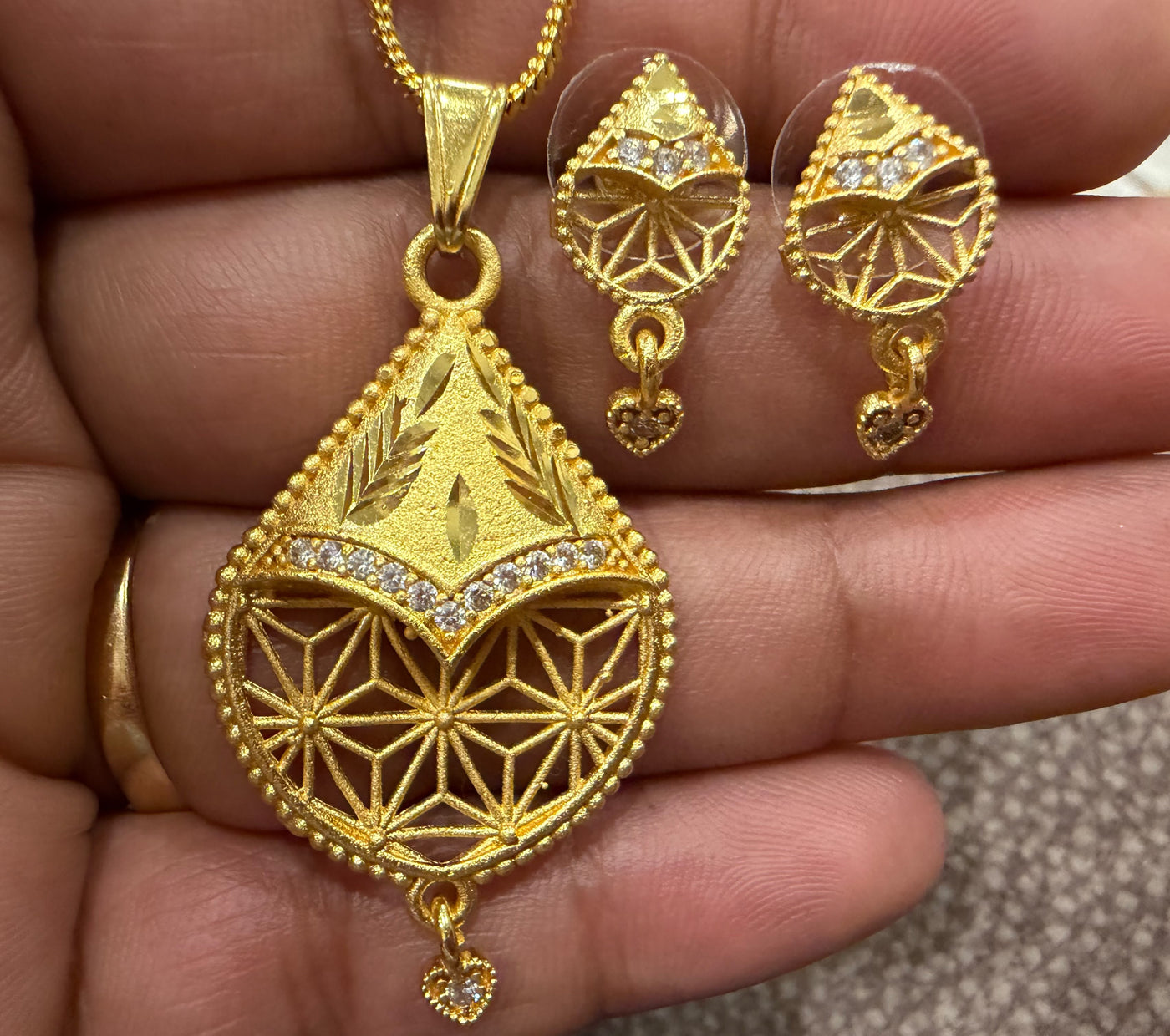 GOLD PENDENT SET
