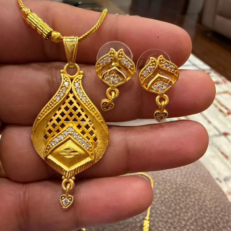GOLD PENDENT SET